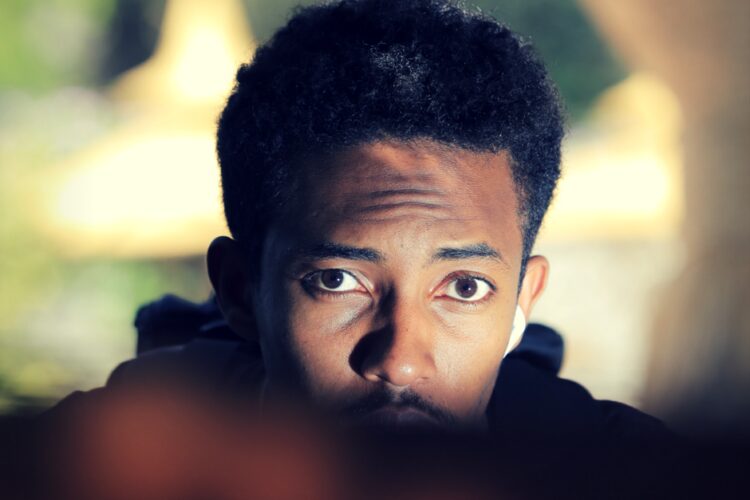 primer plano de varon con arrugas de expresion en la frente