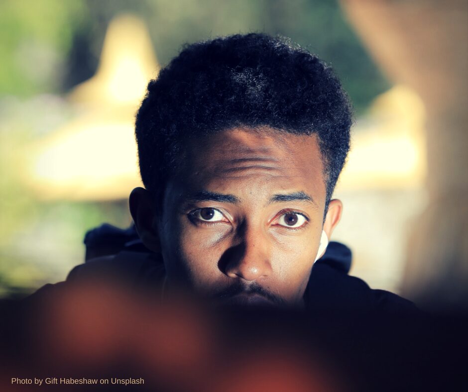 primer plano de varon con arrugas de expresion en la frente