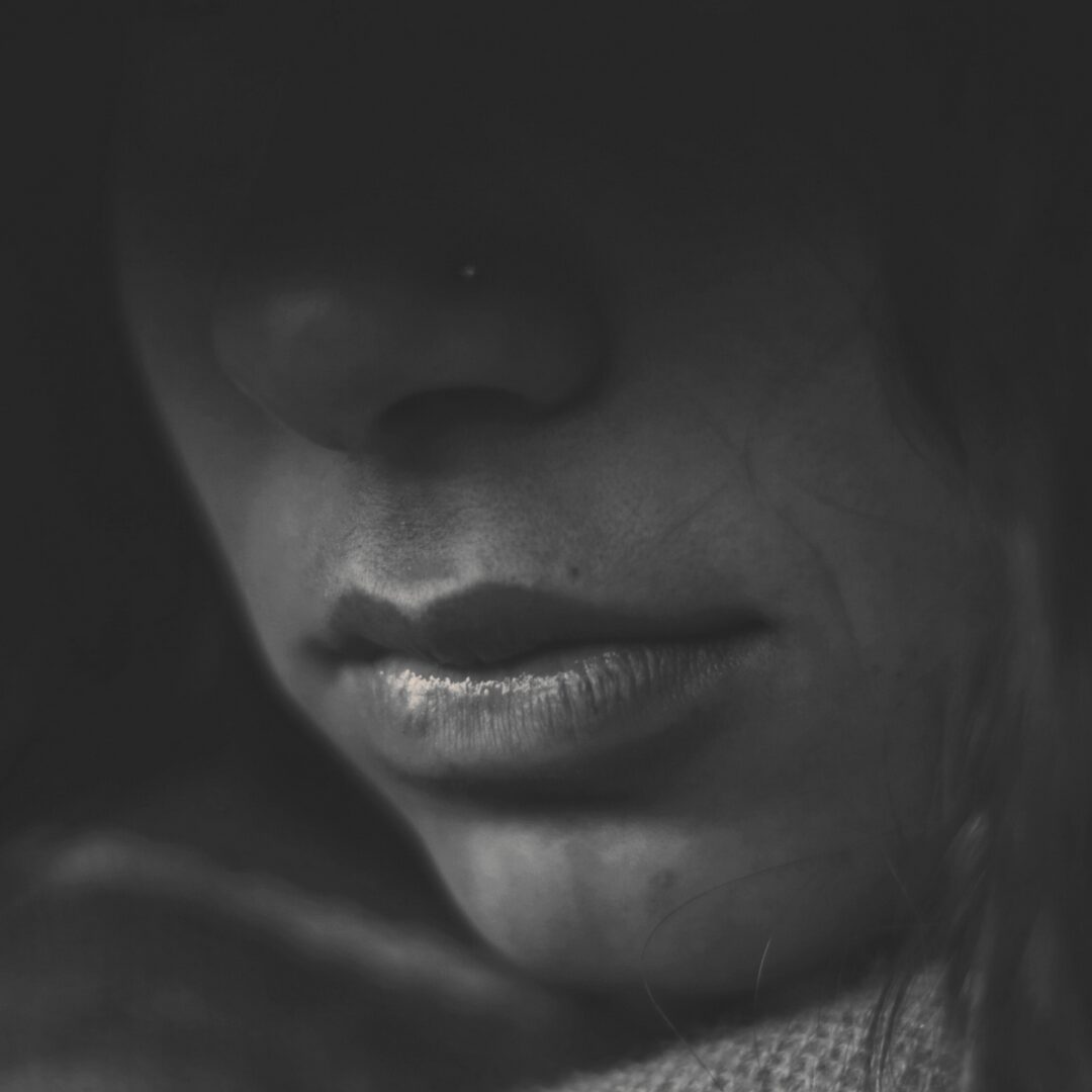 Imagen de persona en la oscuridad, el Cáncer Oral puede afectar a todos