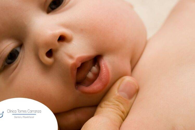 Síntomas de un bebé cuando les sale los dientes